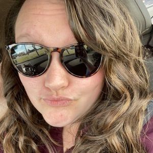 Meet your Posher, Holly